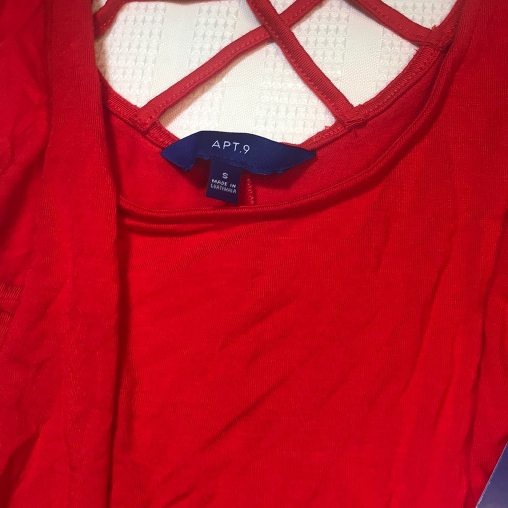 Red top - Picture 4 of 5